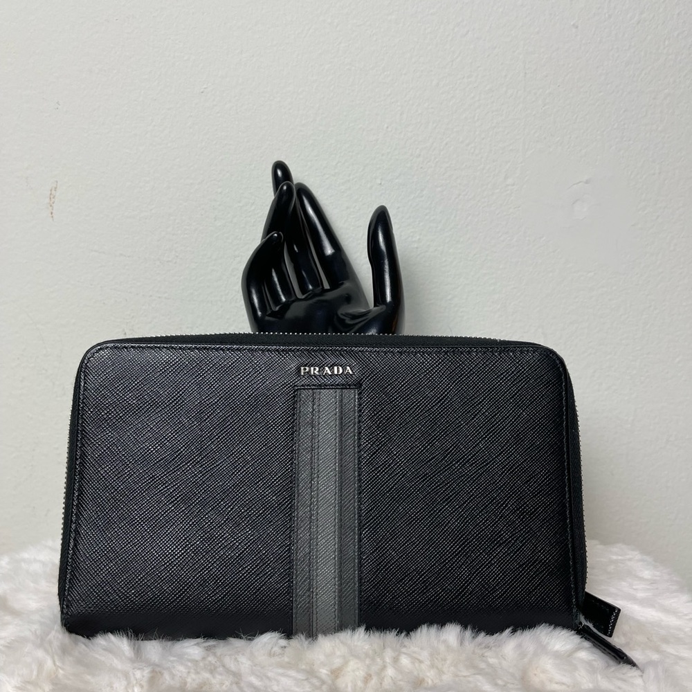 PRADA MENS INTERNATIONAL WALLET. Preloved and Authentic.